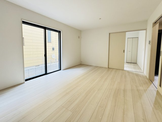 【居間・リビング】 | 松戸市八ケ崎３丁目新築戸建【八ヶ崎第二小学校：4分】 | 16帖リビングダイニングキッチン