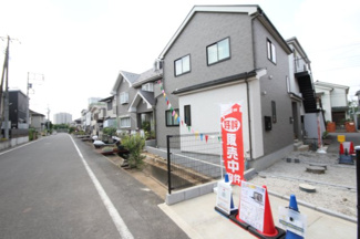 【前面道路含む現地写真】 | 東側水路があり、約9ｍの道路となっています