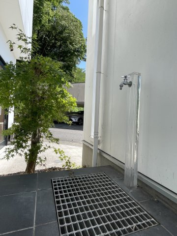 中古戸建・オール電化　須賀川市堀底町　インナーガレージ＆ロフト付きのエントランス|こちらも所有者様の遊び心がつまったこだわりのスケルトン外水栓！蛇口をひねると水が上ってくるが見える為、子供達には大喜び！冬場は凍ってしまう為、水抜き作業必須です。