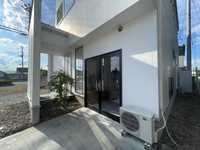 中古戸建・オール電化　須賀川市堀底町　インナーガレージ＆ロフト付きの外観|土間への出入り可能は出入り口。両開きなので、大きなバイクも工具の出し入れにも不便しません。目線が気になる方にはロールカーテン等設置される事をおすすめ致します。