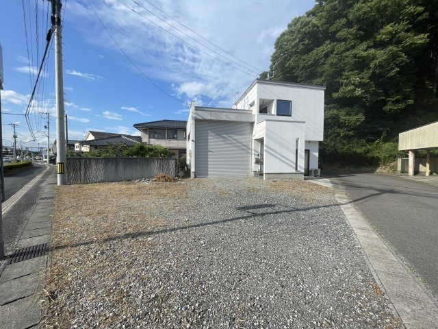 中古戸建・オール電化　須賀川市堀底町　インナーガレージ＆ロフト付きの駐車場|敷地が広めなので、来客、従業員、社有車、大きめのトラックでも複数台駐車が可能です。道路への出入りも不便しません。