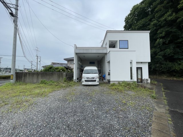 中古戸建・オール電化　須賀川市堀底町　インナーガレージ＆ロフト付きの駐車場|ハイエースをガレージに入れてみても横はもちろん上にもこれだけのスペースが空いているので比較的大きめのトラックも出入り可能な大型ガレージです。希少価値のある中古物件です！