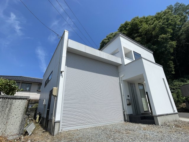 中古戸建・オール電化　須賀川市堀底町　インナーガレージ＆ロフト付きの外観|自動シャッター付大型ガレージ。他物件にはなかなか無いビルドインガレージ付き！