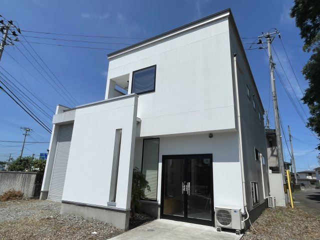 中古戸建・オール電化　須賀川市堀底町　インナーガレージ＆ロフト付きの外観|ぜひ一度内覧にいらっしゃってください。写真では分からない良さを感じて頂けます。須賀川インター、市役所、大通りも近く便利な立地です。