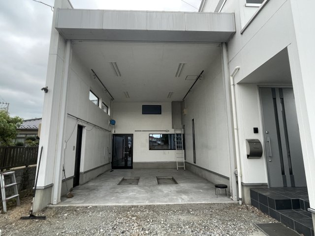 中古戸建・オール電化　須賀川市堀底町　インナーガレージ＆ロフト付きの駐車場|以前は車の修理工場として使っていたので大型車両も入るインナーガレージ！