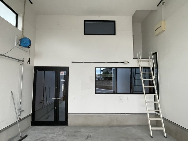 中古戸建・オール電化　須賀川市堀底町　インナーガレージ＆ロフト付きの駐車場|階段をのぼると、、ウルトラマン畳縁の畳が置いてある隠れ家空間があります。ウルトラマン畳縁見てみませんか？(^^)