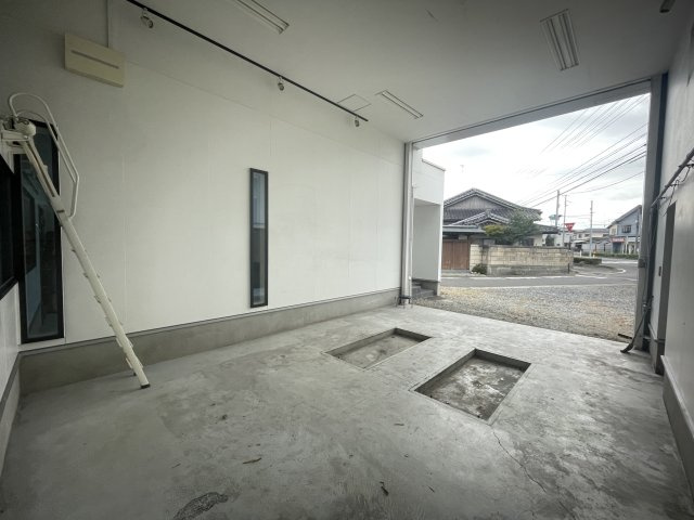 中古戸建・オール電化　須賀川市堀底町　インナーガレージ＆ロフト付きの駐車場|修理工場だった名残ピット。昇降機を設置すれば、車の下に入り込んで整備出来るので愛車を存分に整備可能です。もちろん引き続き修理工場等にも利用出来る珍しい物件です。