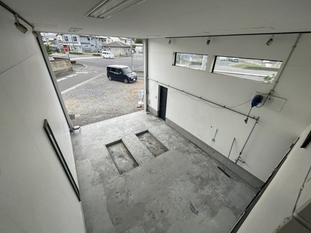 中古戸建・オール電化　須賀川市堀底町　インナーガレージ＆ロフト付きの駐車場|階段を昇ると、、こんなに天井が高い、、！！！実際にガレージ見に来て下さい！のぼってください！