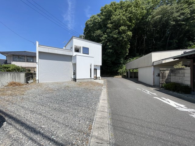 中古戸建・オール電化　須賀川市堀底町　インナーガレージ＆ロフト付きの前面道路含む現地写真|前面道路は高低差もなく間口も広い為、出入りには困りません。