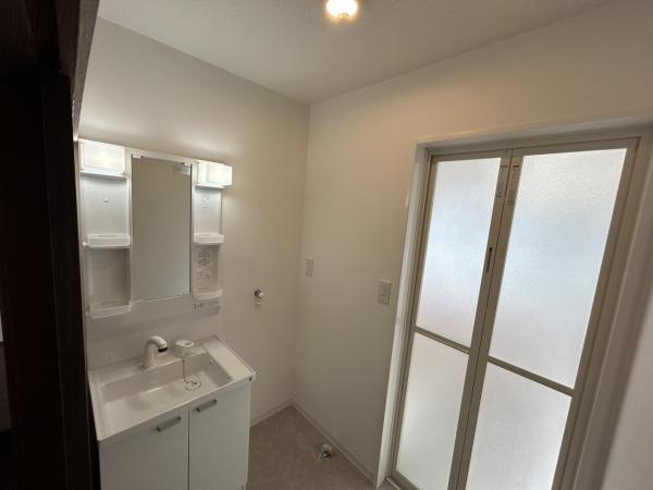 【洗面所】 | 仲介手数料無料！川上小学校に通えるリフォーム済み中古住宅　宇部市西岐波片倉 | スペースが確保できる洗面所です