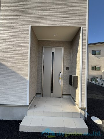 秦野市平沢第18　新築戸建　全2棟2号棟の玄関