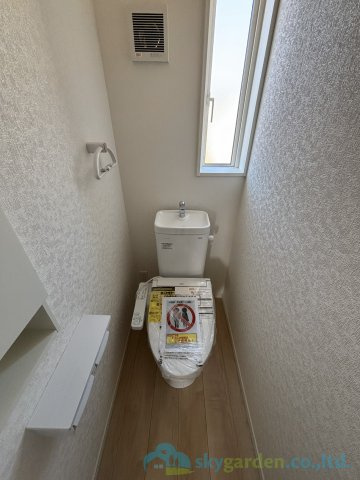 秦野市平沢第18　新築戸建　全2棟2号棟のトイレ