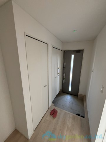 秦野市平沢第18　新築戸建　全2棟2号棟の玄関