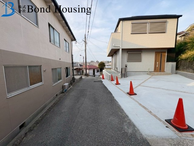 お車並列３台駐車可　朝霧東町　新築戸建ての前面道路含む現地写真
