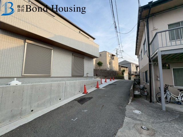 お車並列３台駐車可　朝霧東町　新築戸建ての前面道路含む現地写真
