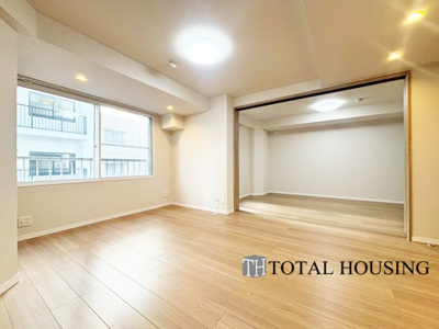 【居間・リビング】 | マンション大通 | LDKと洋室の間の扉を開けることで、開放感あふれる空間に！
どちらの居室にも大きな窓がある為、リビング全体が明るい陽光に包まれます。