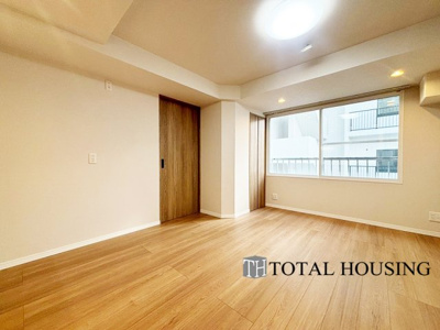 【居間・リビング】 | マンション大通 | 室内にいても、たっぷりの陽光と爽やかな風を感じて頂ける、開放感あふれるリビングです。
ご家族と穏やかに過ごす、心地の良い時間が流れます。