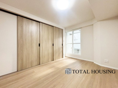 【洋室】 | マンション大通 | 洋室　約5.8帖
南向きのバルコニーから自然光と心地の良い風が届く洋室です。LDKに隣接しており、引き戸を開放して一体利用も可能です。