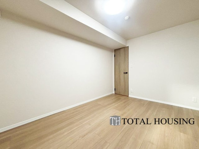 【洋室】 | マンション大通 | 洋室　約5.8帖
シンプルデザインなことによりご自分お好みのレイアウトがしやすい洋室です。ウォークインクローゼットがあるのでお部屋の整理整頓もすっきり楽々。お部屋をよりゆったりとお使い頂けます。