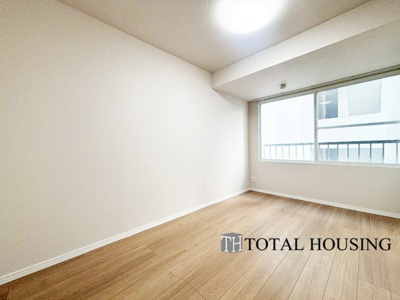 【洋室】 | マンション大通 | 洋室　約6.2帖
大きな窓からたっぷりの日差しが降り注ぐ明るい室内です。気持ちの良い朝日を受けて、目覚めの良い健康的な朝を迎えられそうです。