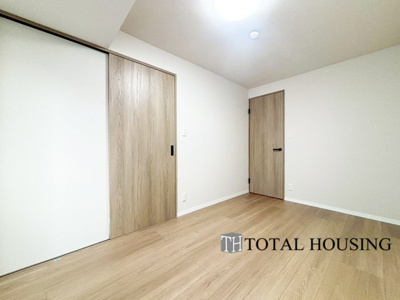 【洋室】 | マンション大通 | 洋室　約6.2帖
ベッドや机などの家具を設置してもゆとりのある広さで、主寝室におすすめのお部屋です。季節ごとの衣類をまとめて収納できるWICが備わっています。