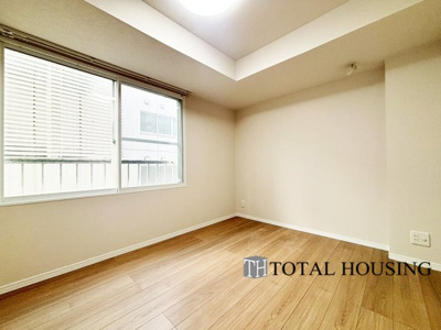 【洋室】 | マンション大通 | 洋室　約6.0帖
家族構成やライフスタイルに合わせて、多目的にお使いいただけます。優しい色合いの木目調のフローリングが空間にアクセントをもたらしお洒落な室内です。