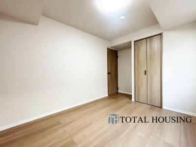 【洋室】 | マンション大通 | 洋室　約6.0帖
充分な広さと収納機能を備えた部屋はお子様の自発性と成長を促します。お子様の成長を支える、勉強や好きなことに没頭する学びの空間にどうぞ。