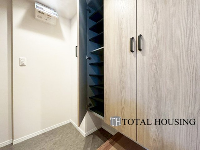 【玄関】 | マンション大通 | 人を迎え入れる最初の場所だからこそ、清潔感と余裕のある玄関スペースです♪散らかりがちな玄関ですが、トールサイズの玄関収納を設けたのでいつでもスッキリとした場所を保てます。