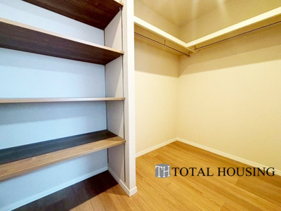 【収納】 | マンション大通 | たっぷり収納できるウォークインクローゼットは、お子様のおもちゃやゴルフバックなど、大きなお荷物をお持ちの方や、季節物の家電製品やキャリーバック、お荷物が多い方でも安心のスペースです。