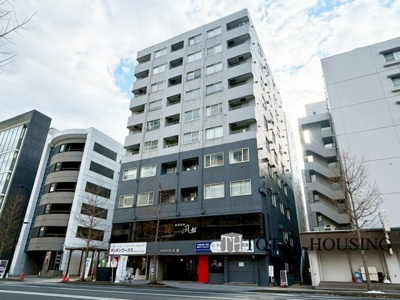 【外観】 | マンション大通 | シンプルで洗練されたマンション外観は、住む人のセンスを引き立て、落ち着いた雰囲気を提供します。