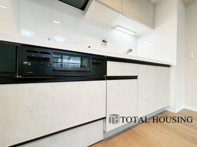 【キッチン】 | マンション大通 | キッチンを壁付けにすることによって、動線にゆとりを持たせました。お料理作りのモチベーションを上げてくれる洗練されたデザインの生活感を感じさせないキッチンスペース。