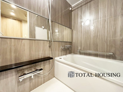 【浴室】 | マンション大通 | 限られた空間を広く見せるワイドミラーを採用したバスルーム。毎日の疲れを癒やすバスタイムを。浴室換気乾燥暖房機付きで浴室内干しも可能！