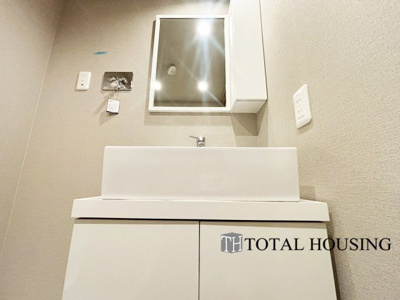 【独立洗面台】 | マンション大通 | スタンダードなデザインの洗面ボウルは清潔感あるオフホワイトを採用。落ち着きとくつろぎを感じられる空間で気持ちよく身だしなみを整えられます。