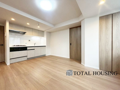 【居間・リビング】 | マンション大通 | 朝は爽やかな日差しを浴びながら、家族みんなでおいしい朝食。昼下がりには読書やお昼寝でもしながらのんびりと過ごすひと時…。家族が集まる空間を、一番明るい空間に。