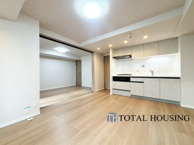 【居間・リビング】 | マンション大通 | 居室と隣接しており、引き戸を開放してリビングに空間を作ることもできます。リビングは毎日の暮らしの質を左右するメインステージ。住む人が快適に、健やかに過ごせるリビングで憩いの時間を。