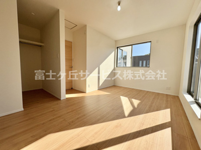【寝室】 | 豊橋市曙町 4期 新築一戸建て | 開放的な寝室です