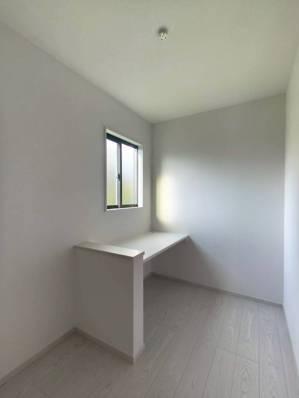 熊本市東区　尾ノ上1期　の洋室|落ち着いた色調の洋室です。作り付けスタディスペースがあります！