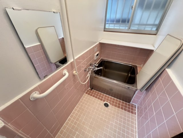 王居殿３丁目テラスハウスの浴室