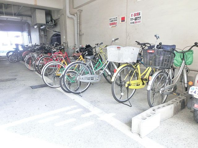 メゾンブランカの駐車場