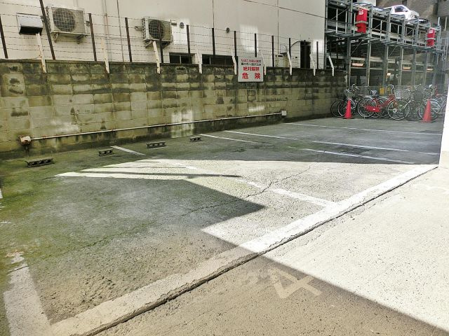 メゾンブランカの駐車場