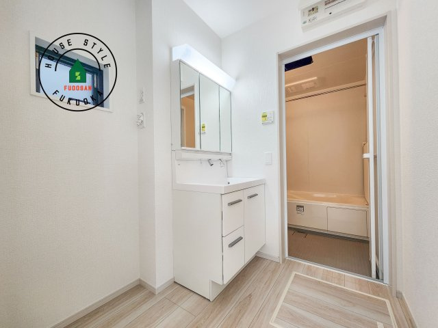 福岡市城南区長尾4丁目第2-4棟（3号棟）　の脱衣所|ゆとりの洗面スペースで朝の身支度もスムーズに。暮らしを快適に変えるシャワー付洗面台です！