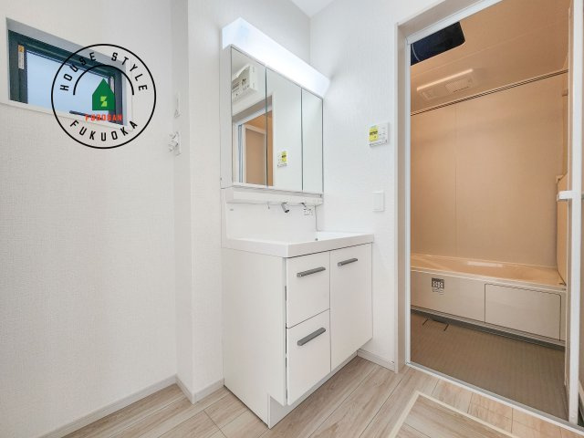 福岡市城南区長尾4丁目第2-4棟（3号棟）　の独立洗面台|毎日使うものだから清潔な空間を保ちたい水回り。洗面にはそんな願いを解消させてくれる収納アイデアが満載です。三面鏡の裏側にはキャビネットが現れ小物から背の高い物まで収納できます。