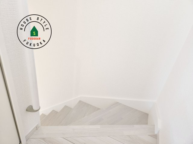 福岡市城南区長尾4丁目第2-4棟（3号棟）　の内装|＜手すり付階段＞手すりがないと階段の昇り降りで危険なことはもちろん、壁に手をつきながら歩くことで壁紙が汚れやすくなります。すべての方に快適に昇り降りしていただくため、手すりを設置しました。