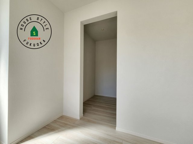 福岡市城南区長尾4丁目第2-4棟（3号棟）　の収納|洋服や大きな荷物が多い方や人数の多いご家族などは、一般的なクローゼットよりもウォークインクローゼットのほうが使い勝手が良いです。