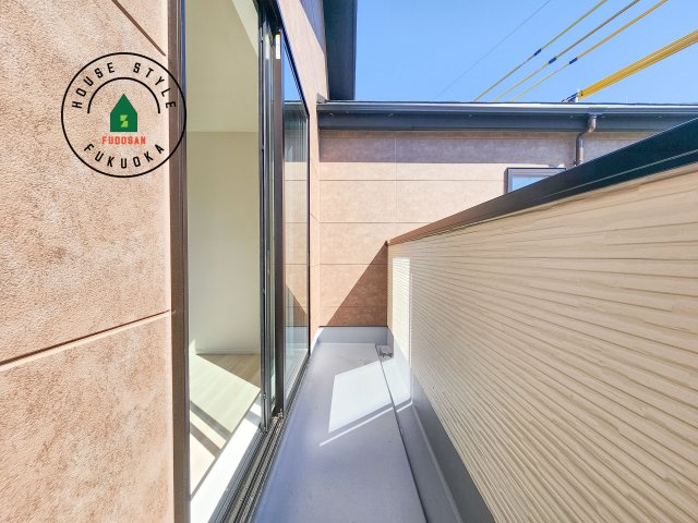 福岡市城南区長尾4丁目第2-4棟（3号棟）　のバルコニー|風をしっかりと感じられるバルコニーでは、毎日が洗濯日和です。広々としているので洗濯も楽しくなるでしょうし、気分転換にバルコニーからの眺めを楽しむのもいいでしょう。