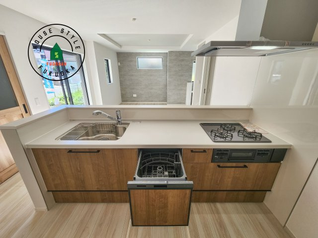 福岡市城南区長尾4丁目第2-4棟（3号棟）　のキッチン|ご家族を近くに感じられる対面キッチンのLDK。会話もはずみそうですね。