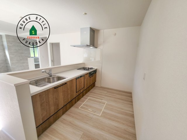 福岡市城南区長尾4丁目第2-4棟（3号棟）　のキッチン|明るいキッチン作業スペースを多くとりました。ご夫婦でキッチンに立っても調理がしやすい広さです。食器類もすっきりと片付く収納は魅力的です。