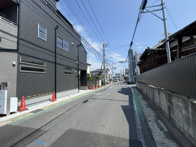 松戸市金ケ作新築戸建【常盤平第三小学校：10分】の前面道路含む現地写真|東側前面道路・幅員約6.6ｍ