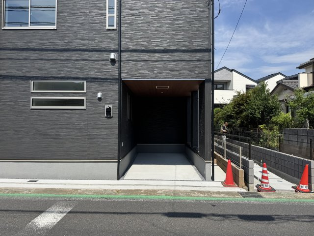 松戸市金ケ作新築戸建【常盤平第三小学校：10分】の駐車場|愛車に優しいビルトインガレージ