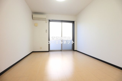 【居間・リビング】 | フジパレス吹田イースト1番館 | ゆったりとくつろげる、落ち着きのある居室空間です